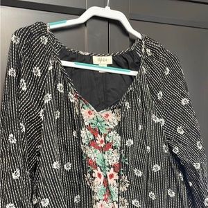Gently worn top with flowers & lace. Very cute on. Can dress up or down
